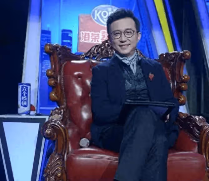 38歲嫁小10歲屠洪剛,為他高齡產女,卻被拋棄,如今方舒66歲,滿頭白髮大變樣