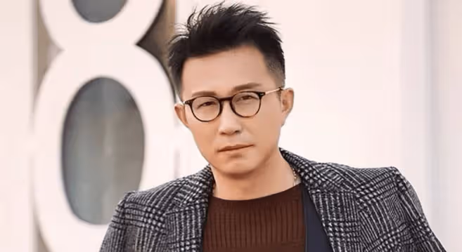 38歲嫁小10歲屠洪剛,為他高齡產女,卻被拋棄,如今方舒66歲,滿頭白髮大變樣