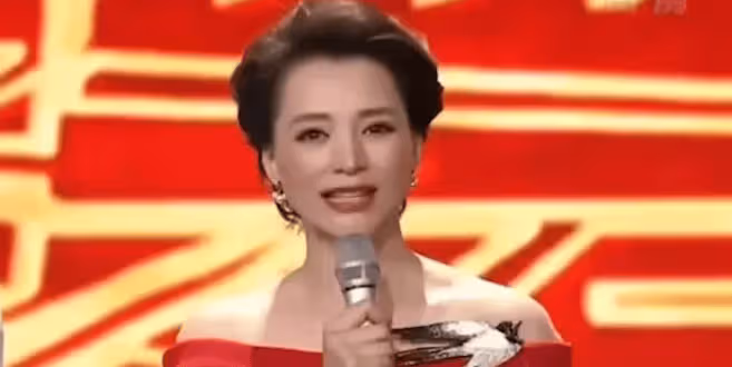「央視一姐」董卿,三分鐘救場一戰封神,小時候經歷讓人唏噓