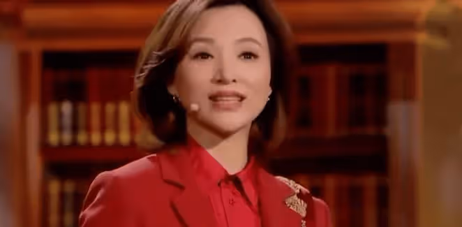 「央視一姐」董卿,三分鐘救場一戰封神,小時候經歷讓人唏噓