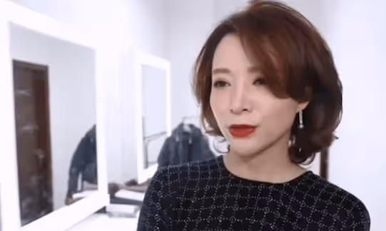 「央視一姐」董卿,三分鐘救場一戰封神,小時候經歷讓人唏噓