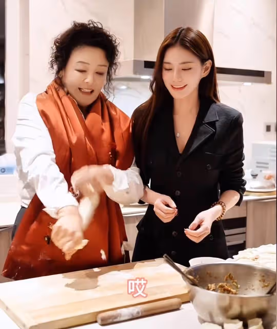 汪小菲夫妻回老家過年!張蘭貼心教兒媳包包子,馬筱梅小動作搶鏡