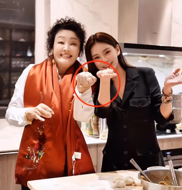 汪小菲夫妻回老家過年!張蘭貼心教兒媳包包子,馬筱梅小動作搶鏡
