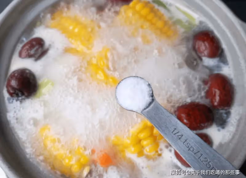 燉排骨湯,切記不要只會焯水,多加這2步,排骨鮮香不柴,湯好喝
