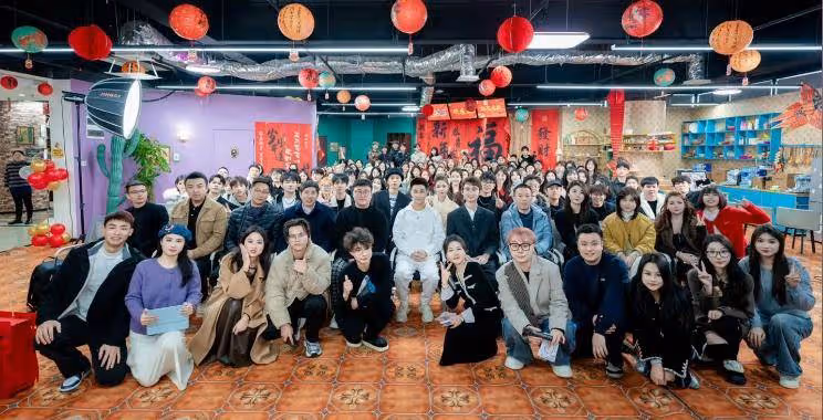 何猷君公司開年會，紅包幾米長，還有人抽到大疆相機，獎品真壕氣