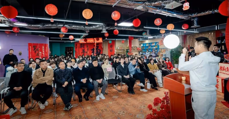 何猷君公司開年會，紅包幾米長，還有人抽到大疆相機，獎品真壕氣