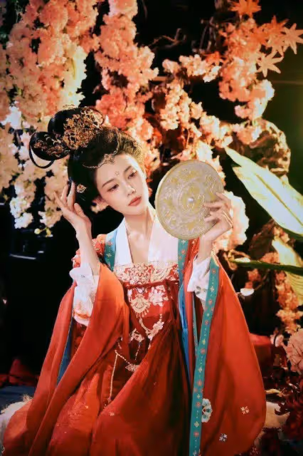 李一桐唐裝美人太驚艷了！她清麗脫俗宛如雲裳仙子