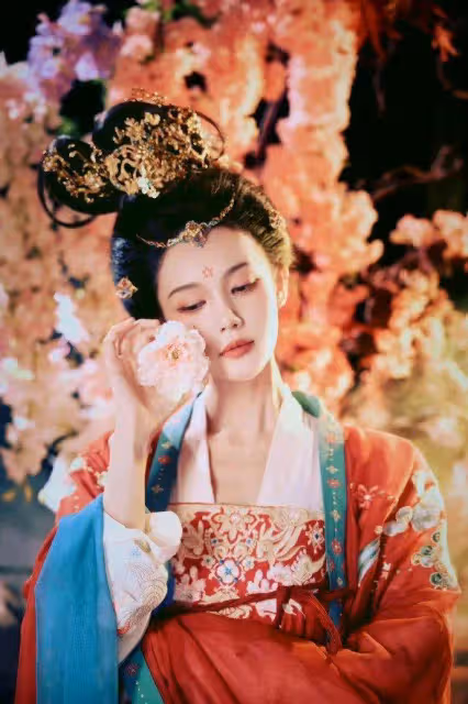 李一桐唐裝美人太驚艷了！她清麗脫俗宛如雲裳仙子