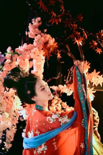 李一桐唐裝美人太驚艷了！她清麗脫俗宛如雲裳仙子