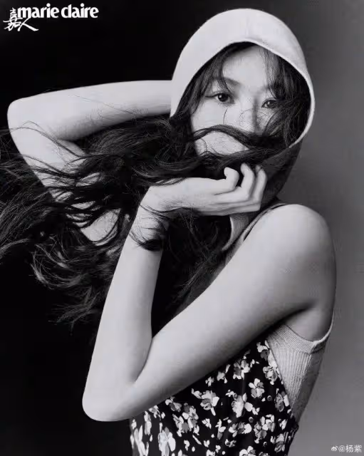 楊紫娜扎撞高定了!前者無眉妝太驚悚,後者更性感撩人