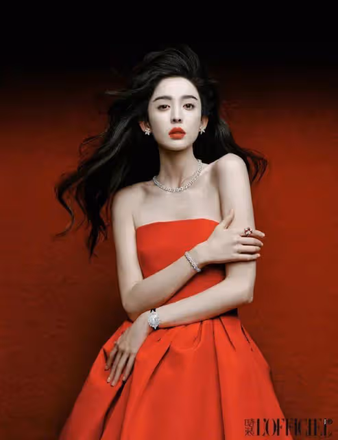 楊紫娜扎撞高定了!前者無眉妝太驚悚,後者更性感撩人