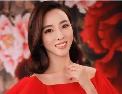 李思思辭央視後4小時賺40萬!她紅裙亮相美得讓人窒息