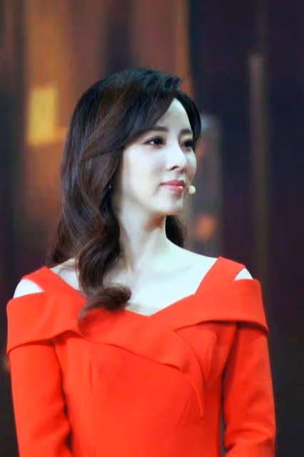 李思思辭央視後4小時賺40萬!她紅裙亮相美得讓人窒息