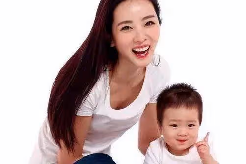 李思思辭央視後4小時賺40萬!她紅裙亮相美得讓人窒息