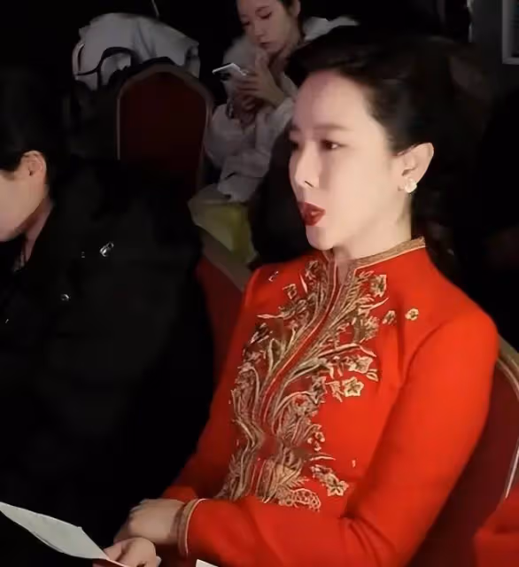 李思思辭央視後4小時賺40萬!她紅裙亮相美得讓人窒息
