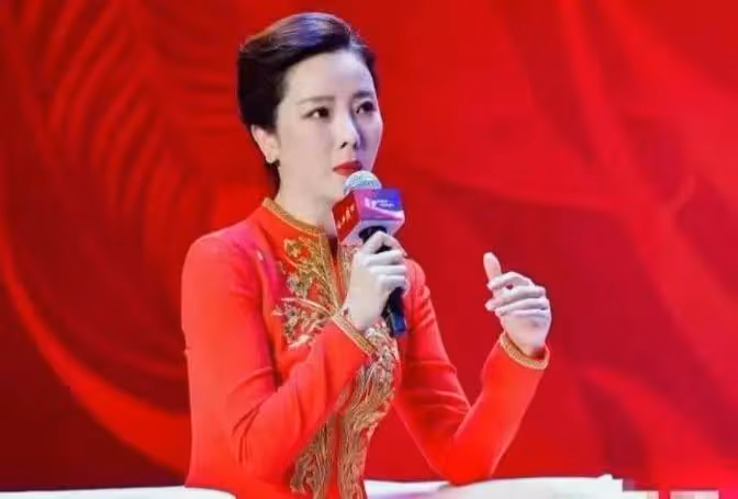 李思思辭央視後4小時賺40萬!她紅裙亮相美得讓人窒息