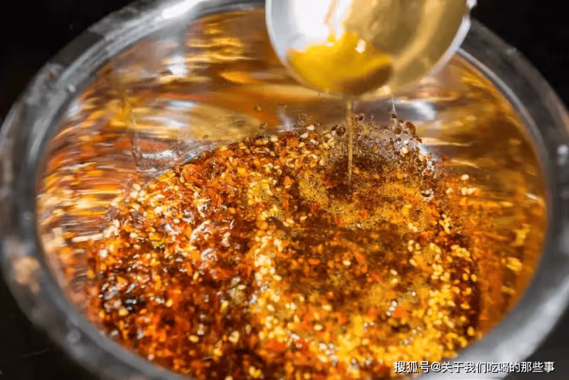 炸辣椒油,記住不要直接潑熱油,教你訣竅,又香又辣拌什麼都好吃