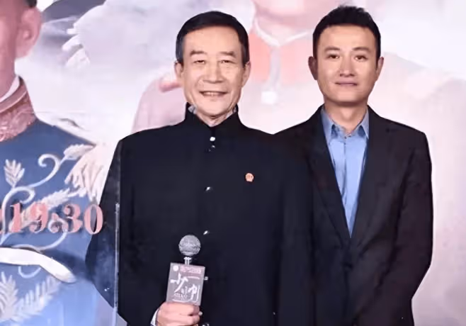 瞞了我們37年!李雪健兒子竟是我們熟知的他,真是青出於藍而勝於藍