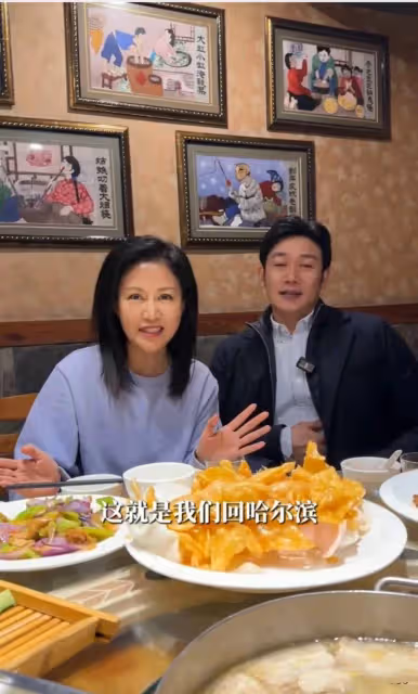 陸毅一家回哈爾濱吃殺豬菜，兩女兒凍得抱團取暖，孩子奶奶也來了
