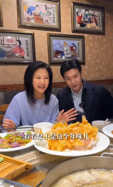 陸毅一家回哈爾濱吃殺豬菜，兩女兒凍得抱團取暖，孩子奶奶也來了