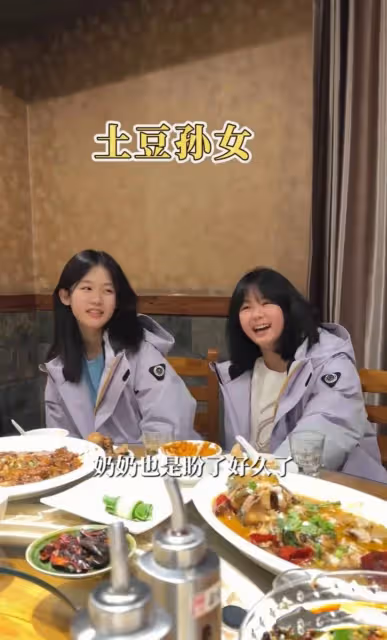陸毅一家回哈爾濱吃殺豬菜，兩女兒凍得抱團取暖，孩子奶奶也來了