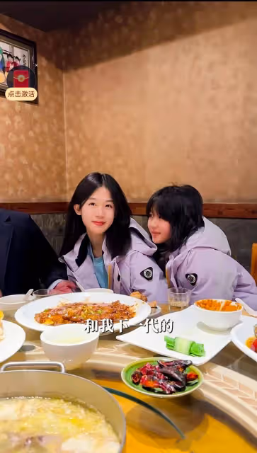 陸毅一家回哈爾濱吃殺豬菜,兩女兒凍得抱團取暖,孩子奶奶也來了