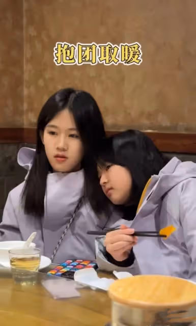 陸毅一家回哈爾濱吃殺豬菜,兩女兒凍得抱團取暖,孩子奶奶也來了