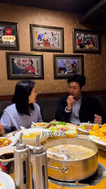陸毅一家回哈爾濱吃殺豬菜,兩女兒凍得抱團取暖,孩子奶奶也來了