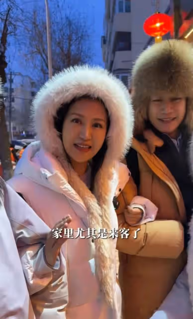 陸毅一家回哈爾濱吃殺豬菜,兩女兒凍得抱團取暖,孩子奶奶也來了