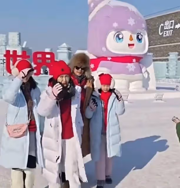 陸毅一家回哈爾濱吃殺豬菜,兩女兒凍得抱團取暖,孩子奶奶也來了