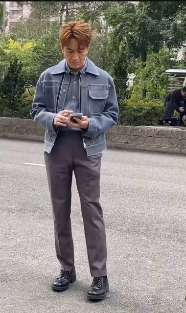 網民曬馬國明近況,對方疑似褲襠爆開,專注低頭玩手機全然不知