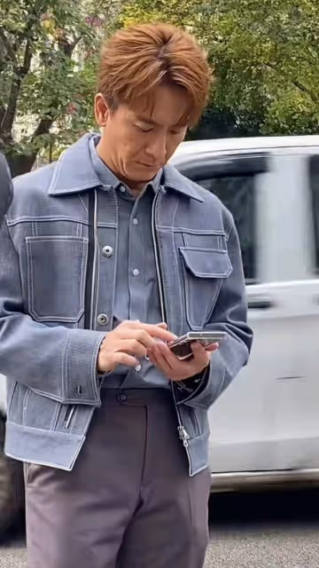 網民曬馬國明近況,對方疑似褲襠爆開,專注低頭玩手機全然不知