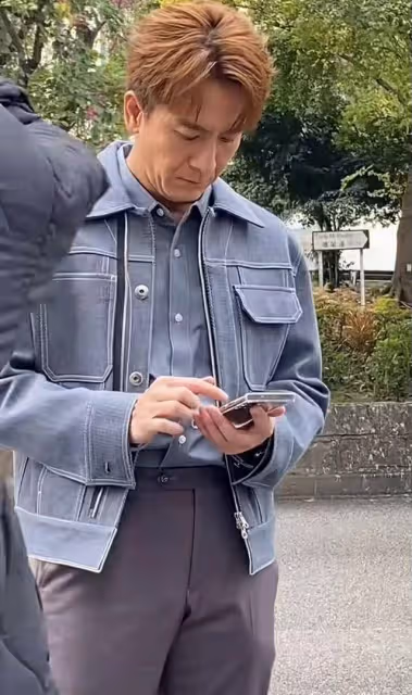 網民曬馬國明近況,對方疑似褲襠爆開,專注低頭玩手機全然不知