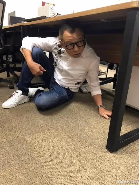 香港知名戲骨頒獎禮言辭引不滿,被問TVB談續約換獎,本人揭內幕