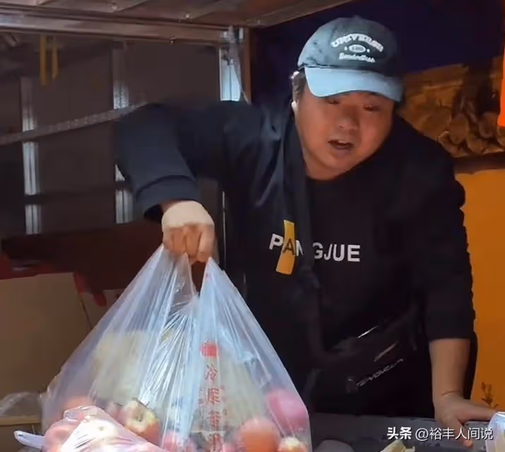 好暖心!網紅李維剛深夜購攤販1400斤蘋果,只為讓其早回家過年