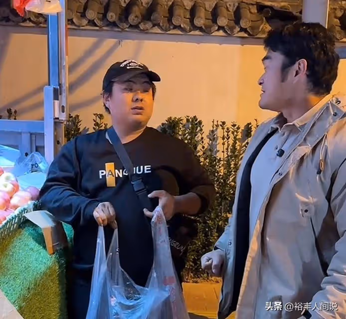 好暖心！網紅李維剛深夜購攤販1400斤蘋果，只為讓其早回家過年