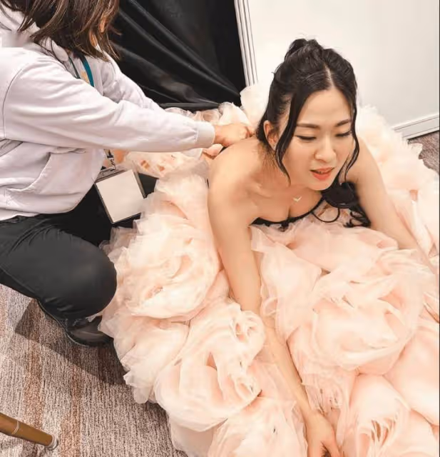 26歲TVB小花被曾志偉看重!首次主持頒獎典禮令網民褒貶不一,高情商回應!
