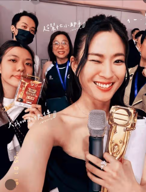 26歲TVB小花被曾志偉看重!首次主持頒獎典禮令網民褒貶不一,高情商回應!