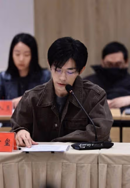 易烊千璽現身《小小的我》研討會,穿灰色羽絨服型男風拉滿