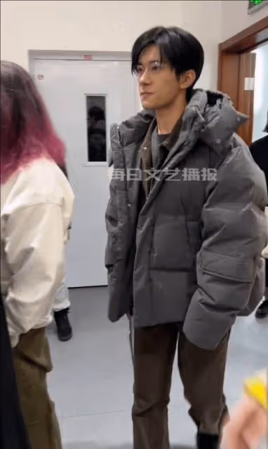 易烊千璽現身《小小的我》研討會,穿灰色羽絨服型男風拉滿
