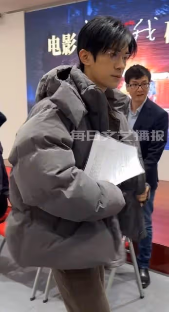易烊千璽現身《小小的我》研討會,穿灰色羽絨服型男風拉滿
