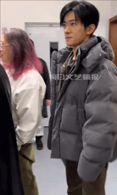 易烊千璽現身《小小的我》研討會,穿灰色羽絨服型男風拉滿