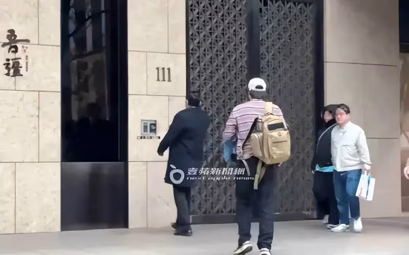 王力宏被拍到回舊家探望小孩,與門口保安熟絡關係不錯