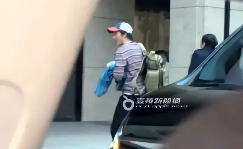王力宏被拍到回舊家探望小孩,與門口保安熟絡關係不錯