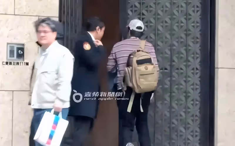 王力宏被拍到回舊家探望小孩,與門口保安熟絡關係不錯