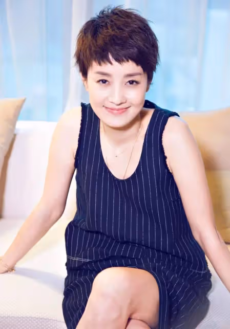 文章帶著新女朋友外出就餐,網友稱好漂亮,大女兒也曾經見過面