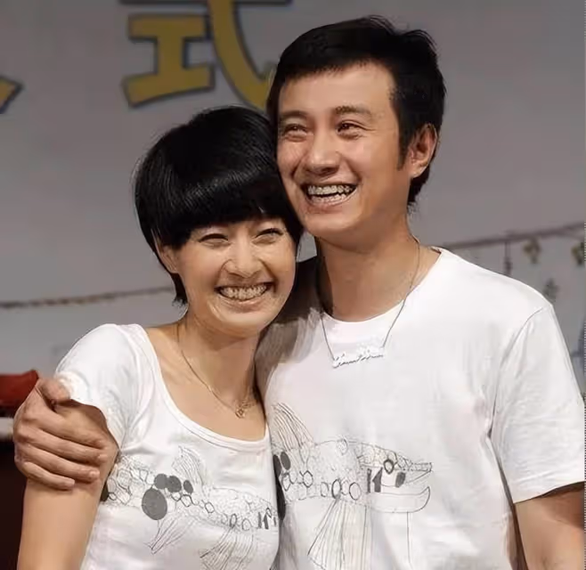 文章帶著新女朋友外出就餐,網友稱好漂亮,大女兒也曾經見過面
