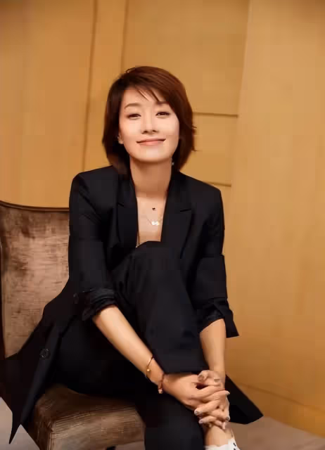 文章帶著新女朋友外出就餐,網友稱好漂亮,大女兒也曾經見過面
