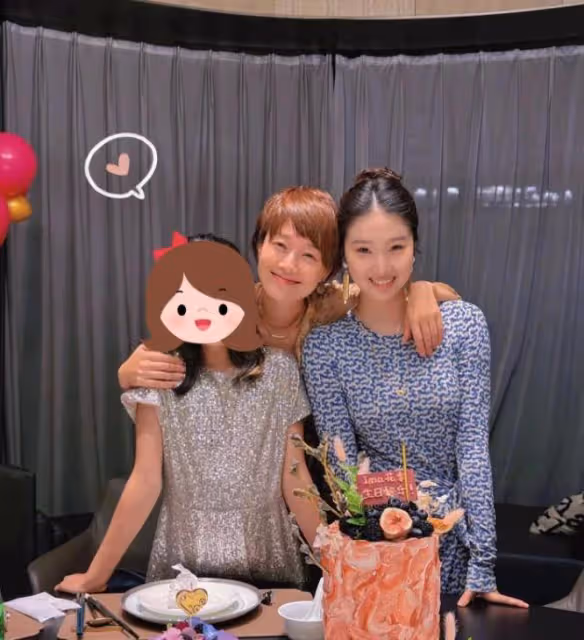 文章帶著新女朋友外出就餐,網友稱好漂亮,大女兒也曾經見過面