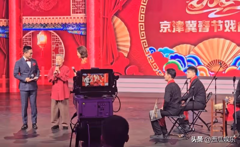 戲曲界眾大佬受邀參加了一場戲曲盛會,郭德綱的行蹤引起觀眾熱議